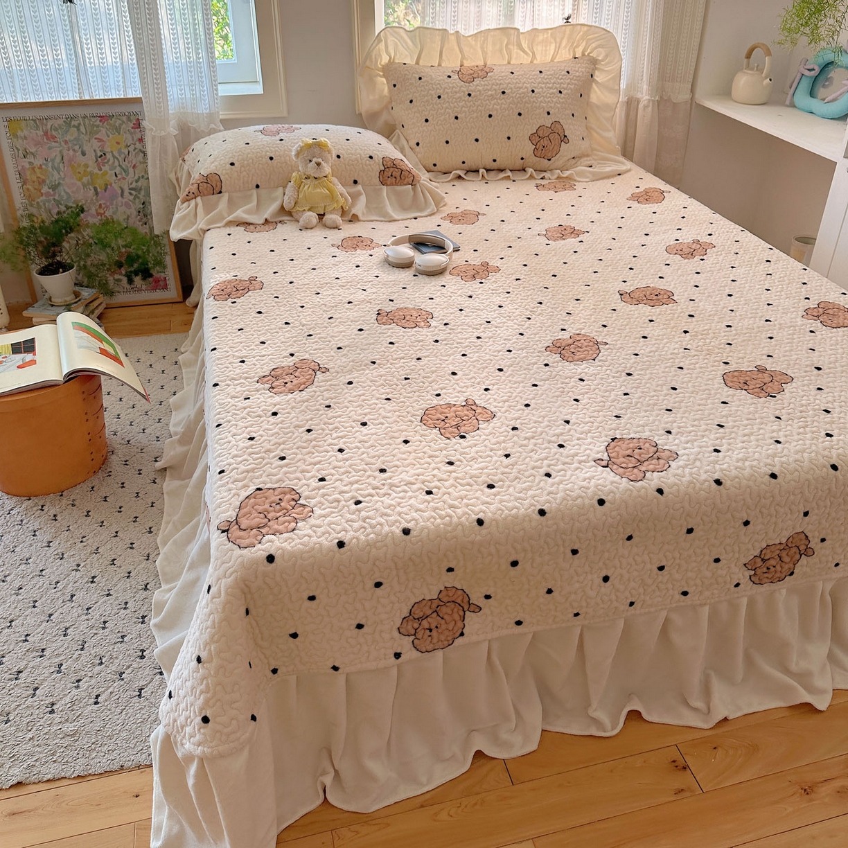 91家纺网 家纺一手货源 找家纺 红嘴企鹅 2025新款花边加厚牛奶绒单品床盖单件床盖三件套 波点狗