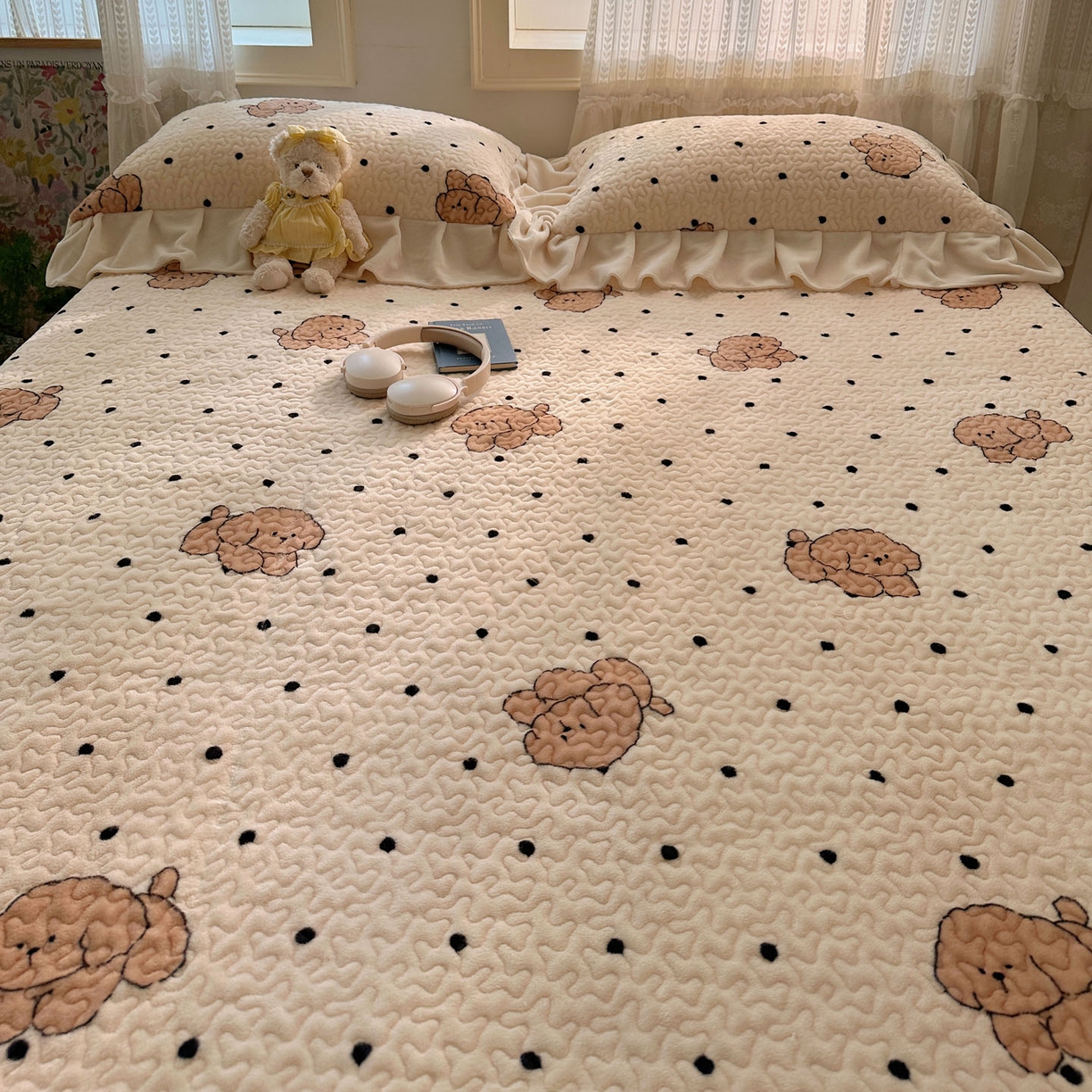 91家纺网 家纺一手货源 找家纺 红嘴企鹅 2025新款花边加厚牛奶绒单品床盖单件床盖三件套 波点狗