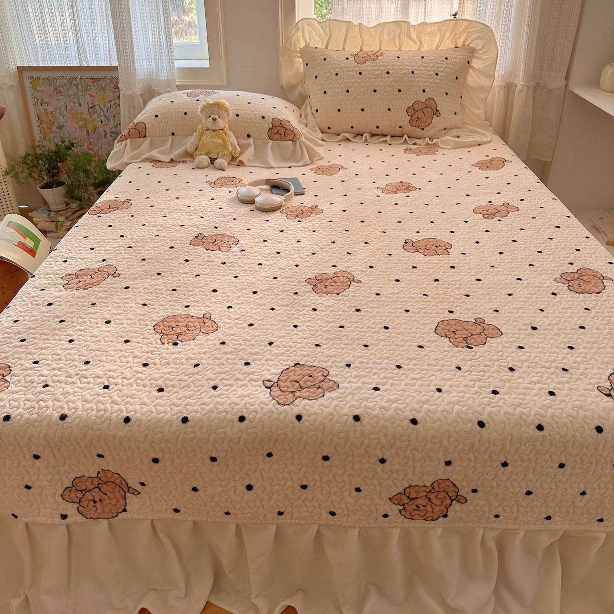 91家纺网 家纺一手货源 找家纺 红嘴企鹅 2025新款花边加厚牛奶绒单品床盖单件床盖三件套 波点狗