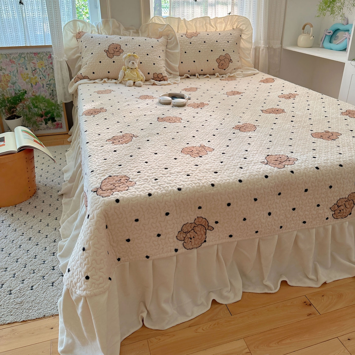 91家纺网 家纺一手货源 找家纺 红嘴企鹅 2025新款花边加厚牛奶绒单品床盖单件床盖三件套 波点狗