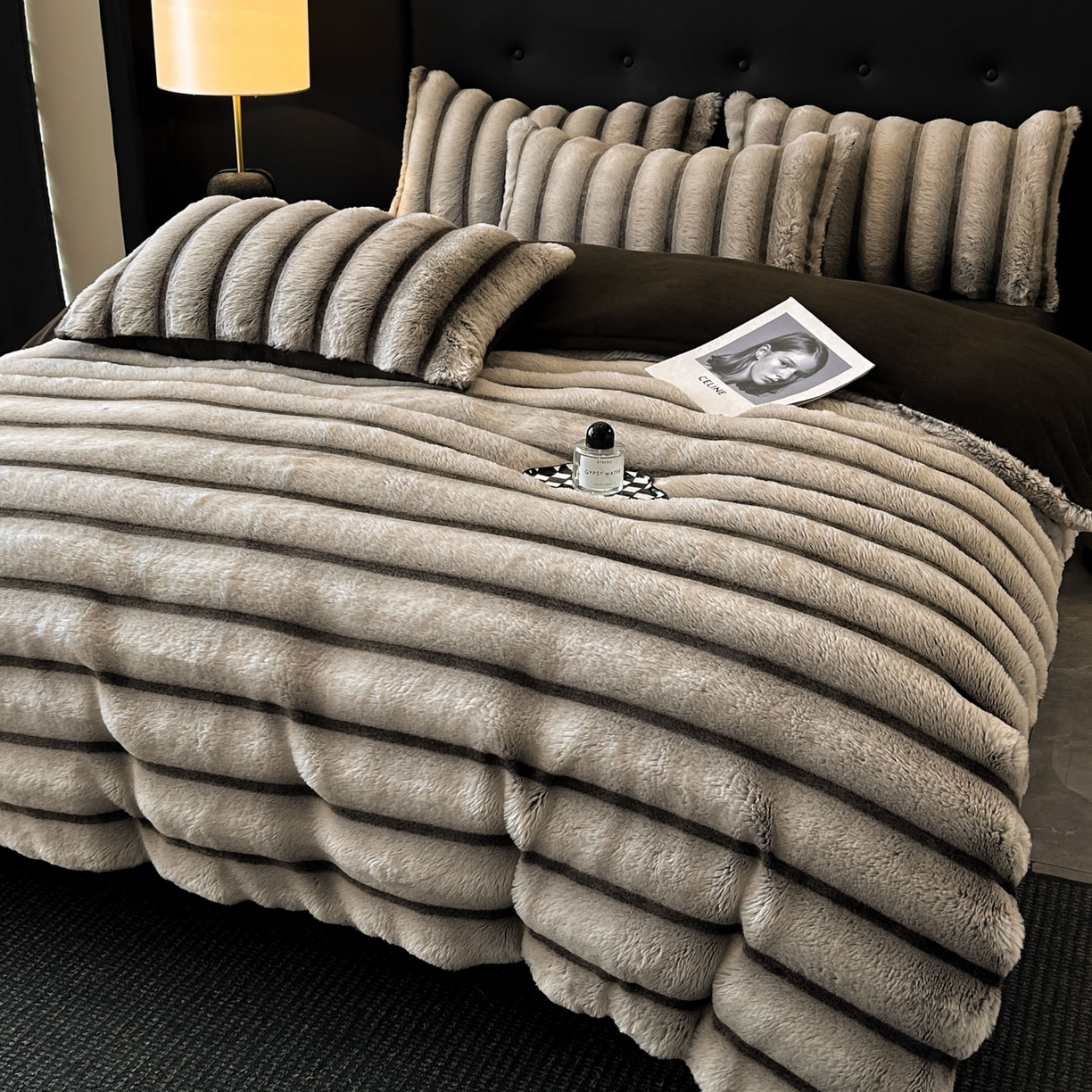 91家纺网 家纺一手货源 找家纺 绒世界 2025新款条纹兔毛绒牛奶绒四件套 棕灰