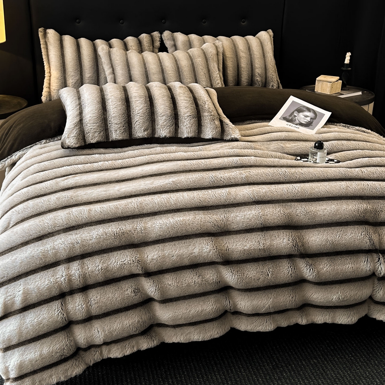 91家纺网 家纺一手货源 找家纺 绒世界 2025新款条纹兔毛绒牛奶绒四件套 棕灰