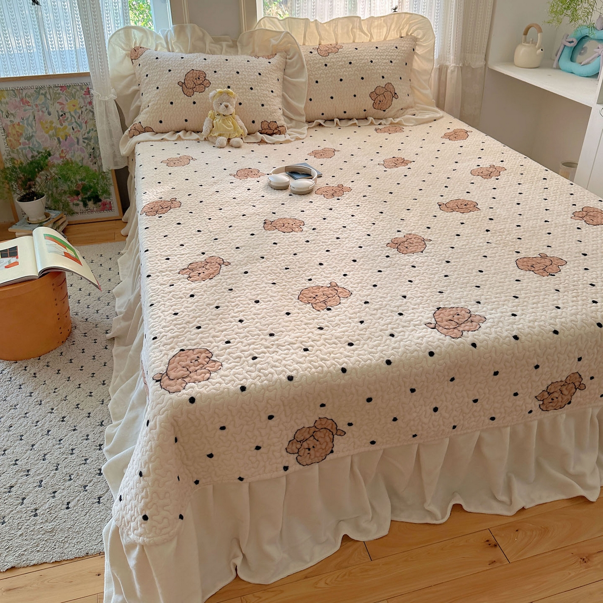 91家纺网 家纺一手货源 找家纺 红嘴企鹅 2025新款花边加厚牛奶绒单品床盖单件床盖三件套 波点狗