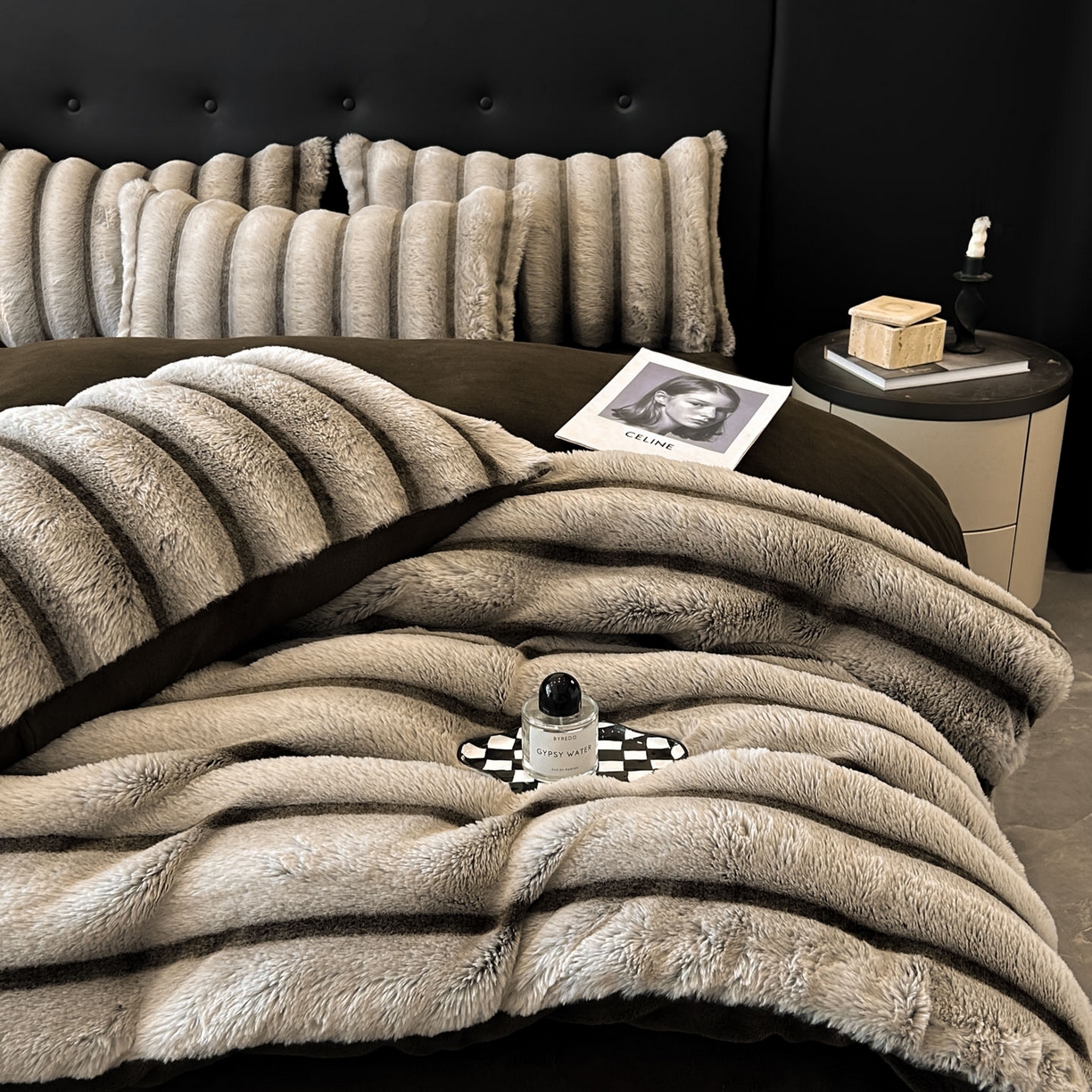91家纺网 家纺一手货源 找家纺 绒世界 2025新款条纹兔毛绒牛奶绒四件套 棕灰