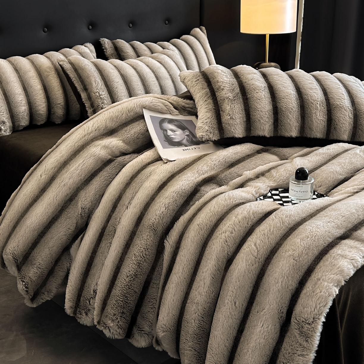 91家纺网 家纺一手货源 找家纺 绒世界 2025新款条纹兔毛绒牛奶绒四件套 棕灰
