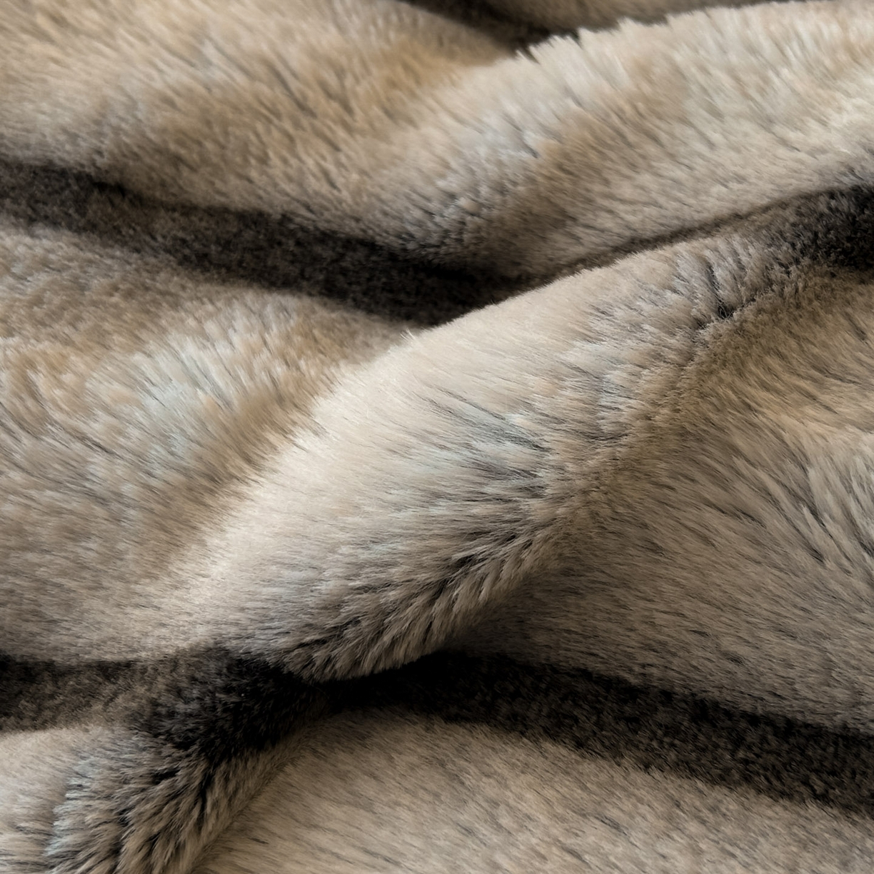 91家纺网 家纺一手货源 找家纺 绒世界 2025新款条纹兔毛绒牛奶绒四件套 棕灰