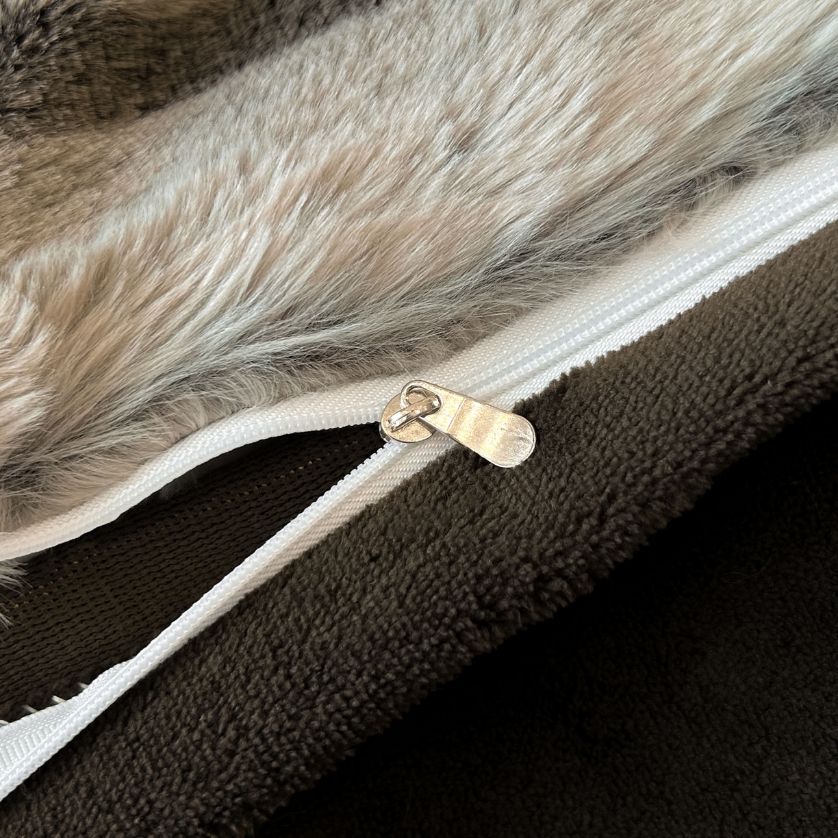 91家纺网 家纺一手货源 找家纺 绒世界 2025新款条纹兔毛绒牛奶绒四件套 棕灰