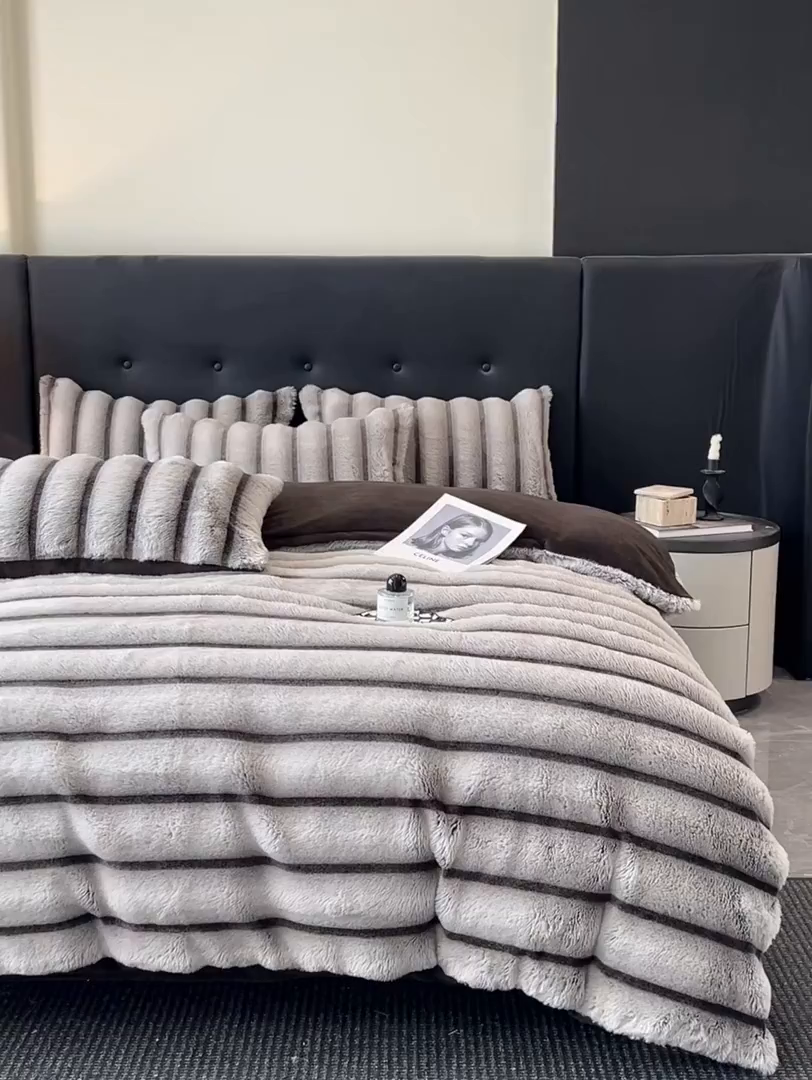 91家纺网 家纺一手货源 找家纺 绒世界 2025新款条纹兔毛绒牛奶绒四件套 棕灰
