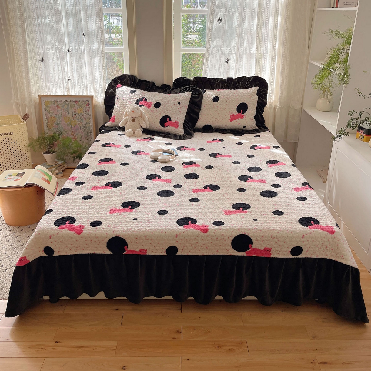 91家纺网 家纺一手货源 找家纺 红嘴企鹅 2025新款花边加厚牛奶绒单品床盖单件床盖三件套 波点猫