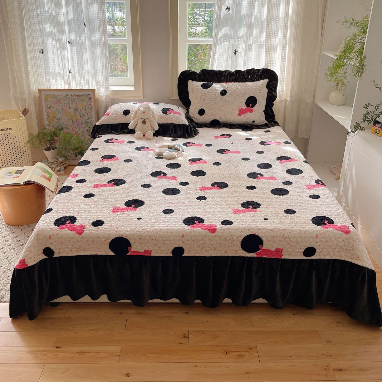 91家纺网 家纺一手货源 找家纺 红嘴企鹅 2025新款花边加厚牛奶绒单品床盖单件床盖三件套 波点猫