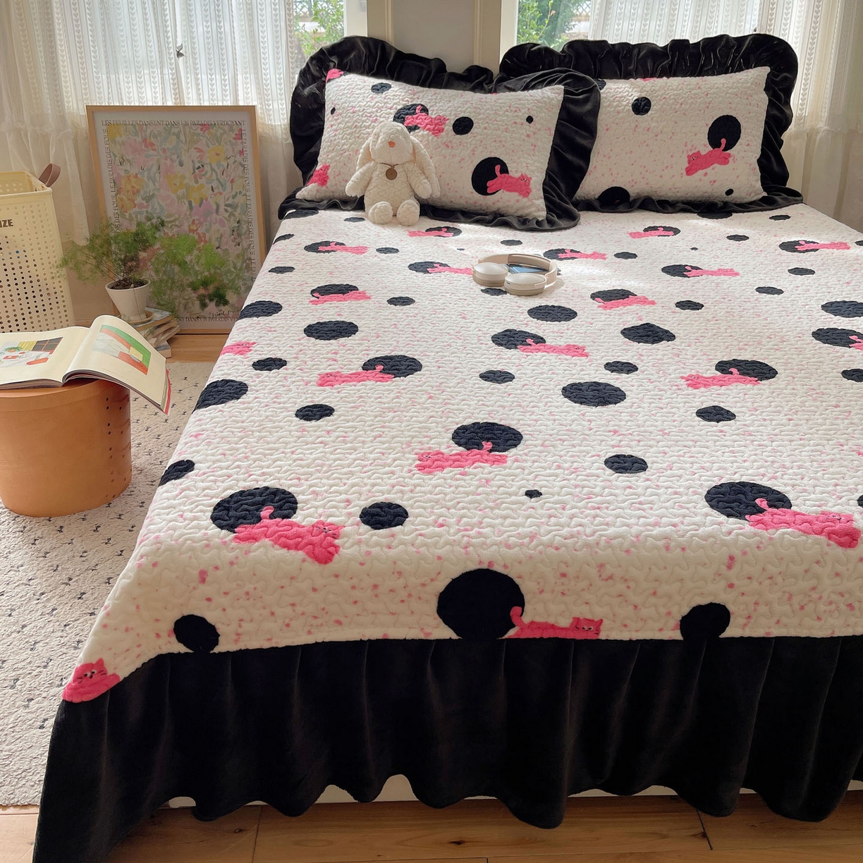 91家纺网 家纺一手货源 找家纺 红嘴企鹅 2025新款花边加厚牛奶绒单品床盖单件床盖三件套 波点猫