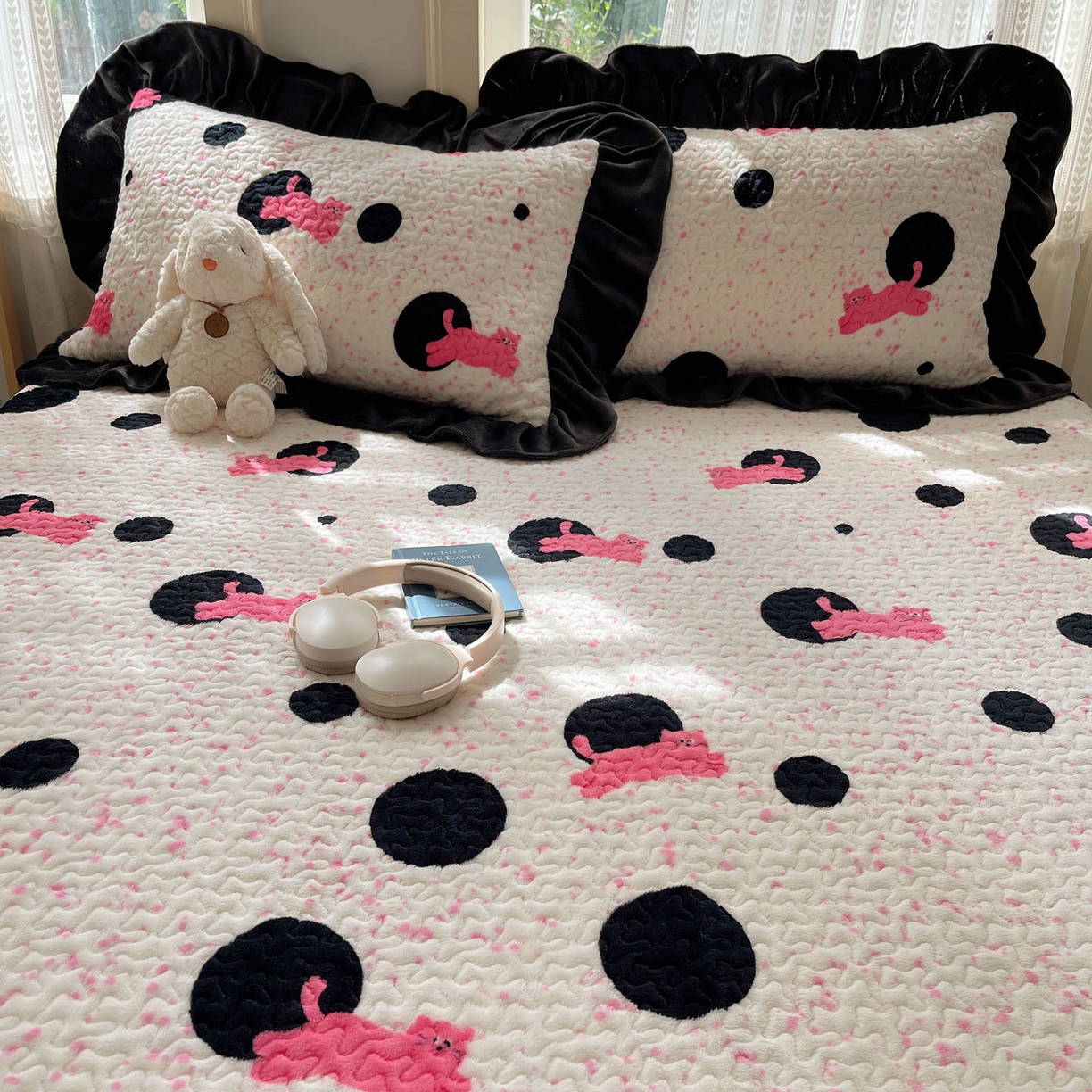 91家纺网 家纺一手货源 找家纺 红嘴企鹅 2025新款花边加厚牛奶绒单品床盖单件床盖三件套 波点猫