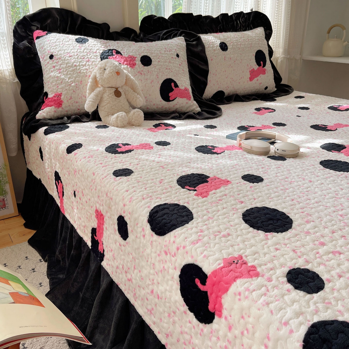 91家纺网 家纺一手货源 找家纺 红嘴企鹅 2025新款花边加厚牛奶绒单品床盖单件床盖三件套 波点猫