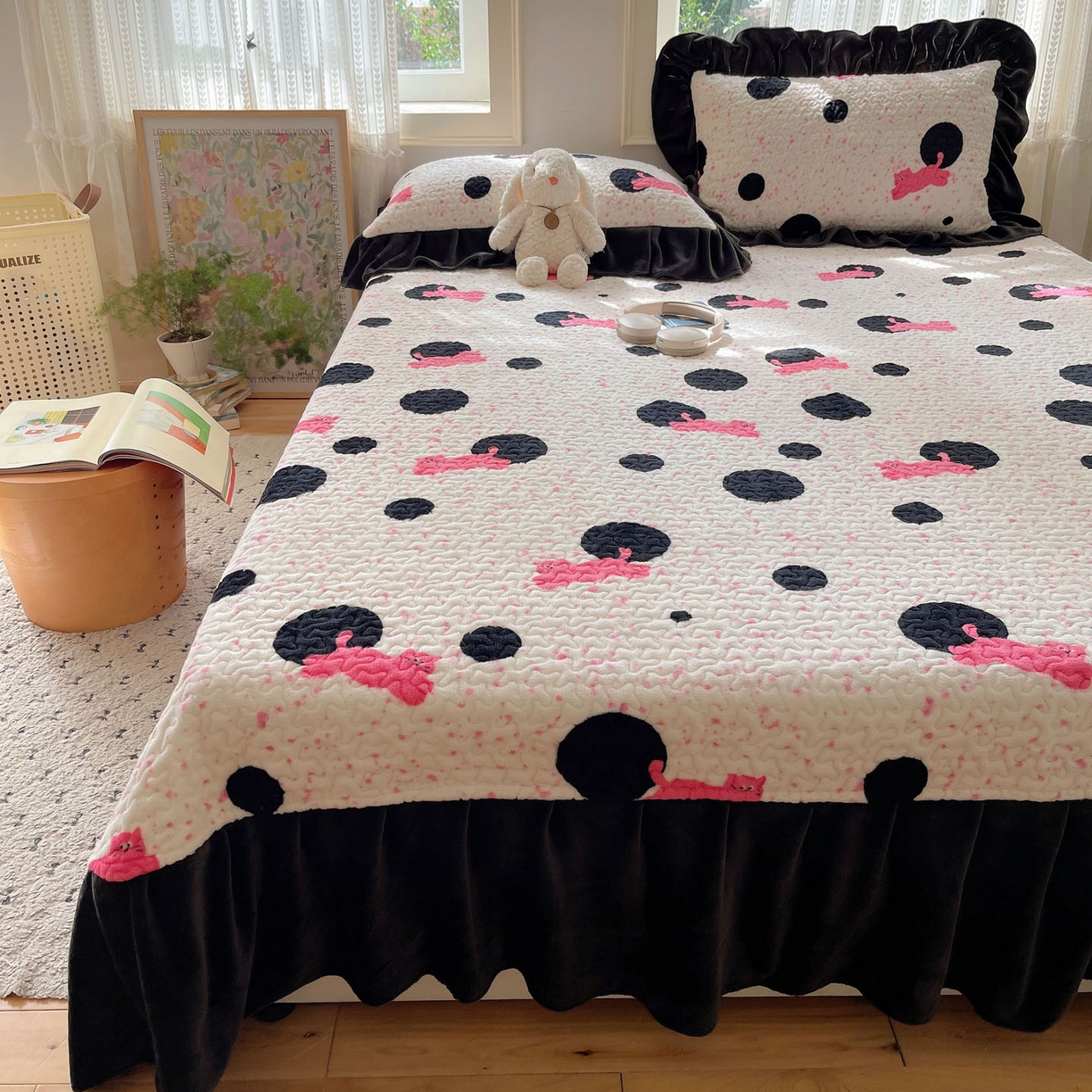 91家纺网 家纺一手货源 找家纺 红嘴企鹅 2025新款花边加厚牛奶绒单品床盖单件床盖三件套 波点猫