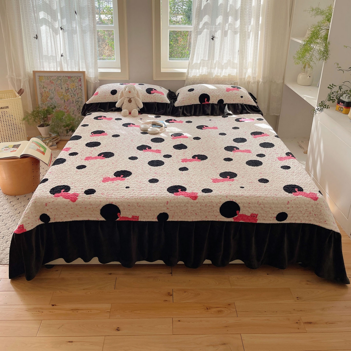 91家纺网 家纺一手货源 找家纺 红嘴企鹅 2025新款花边加厚牛奶绒单品床盖单件床盖三件套 波点猫