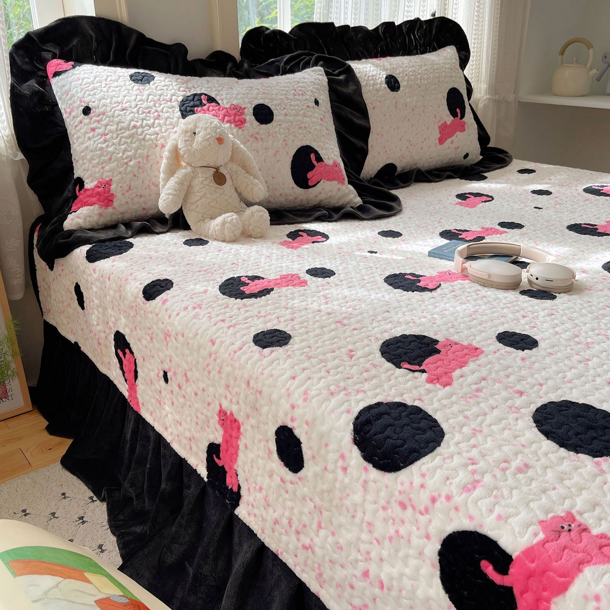 91家纺网 家纺一手货源 找家纺 红嘴企鹅 2025新款花边加厚牛奶绒单品床盖单件床盖三件套 波点猫