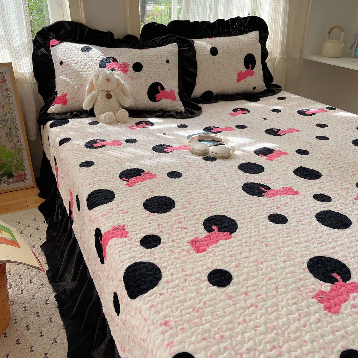 91家纺网 家纺一手货源 找家纺 红嘴企鹅 2025新款花边加厚牛奶绒单品床盖单件床盖三件套 波点猫