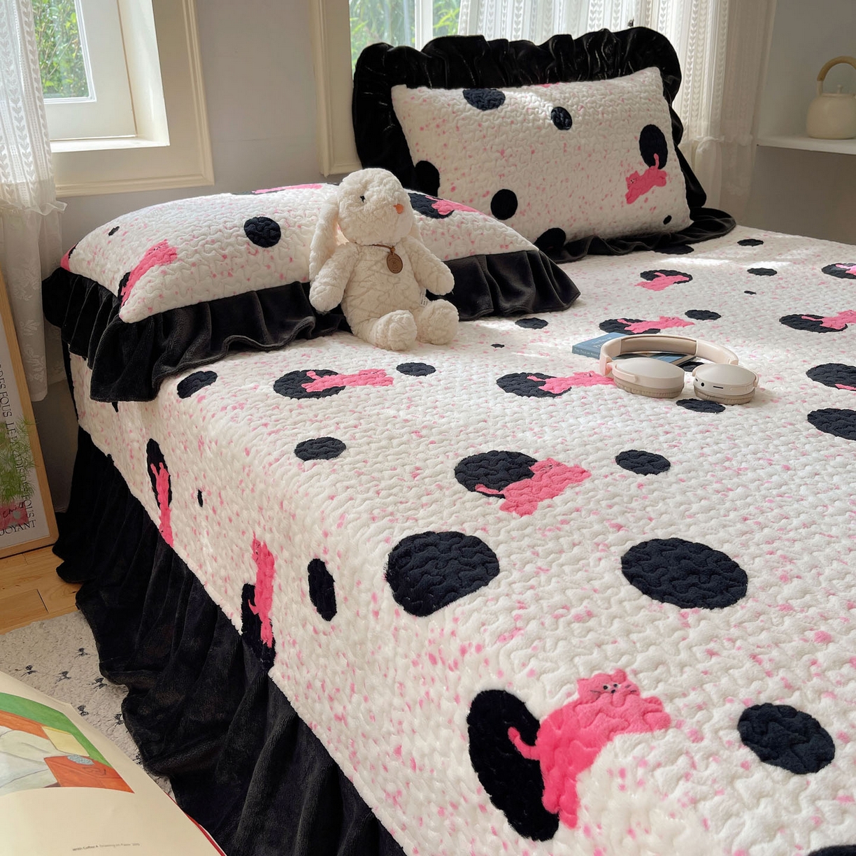 91家纺网 家纺一手货源 找家纺 红嘴企鹅 2025新款花边加厚牛奶绒单品床盖单件床盖三件套 波点猫