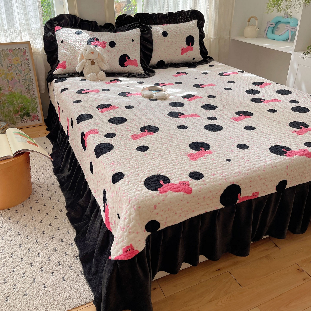 91家纺网 家纺一手货源 找家纺 红嘴企鹅 2025新款花边加厚牛奶绒单品床盖单件床盖三件套 波点猫