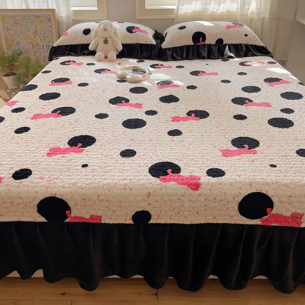 91家纺网 家纺一手货源 找家纺 红嘴企鹅 2025新款花边加厚牛奶绒单品床盖单件床盖三件套 波点猫