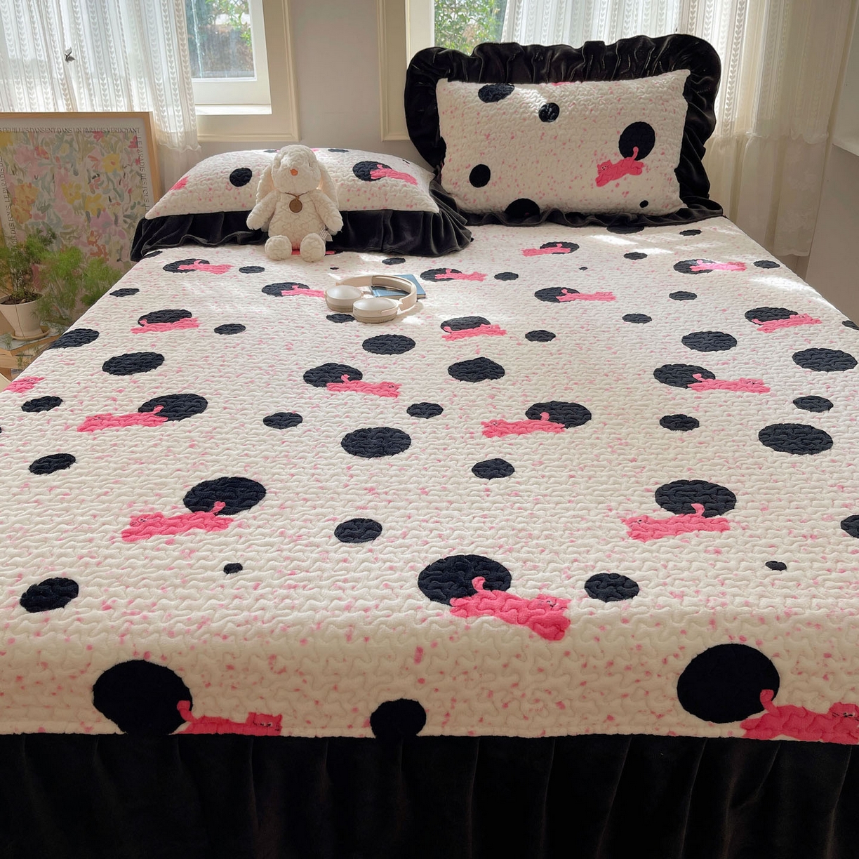 91家纺网 家纺一手货源 找家纺 红嘴企鹅 2025新款花边加厚牛奶绒单品床盖单件床盖三件套 波点猫