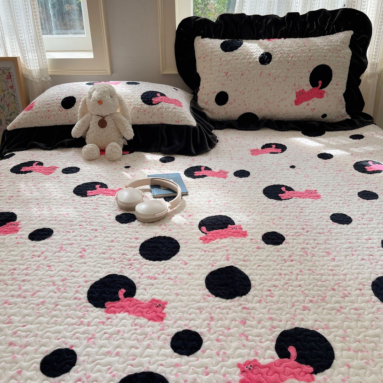 91家纺网 家纺一手货源 找家纺 红嘴企鹅 2025新款花边加厚牛奶绒单品床盖单件床盖三件套 波点猫