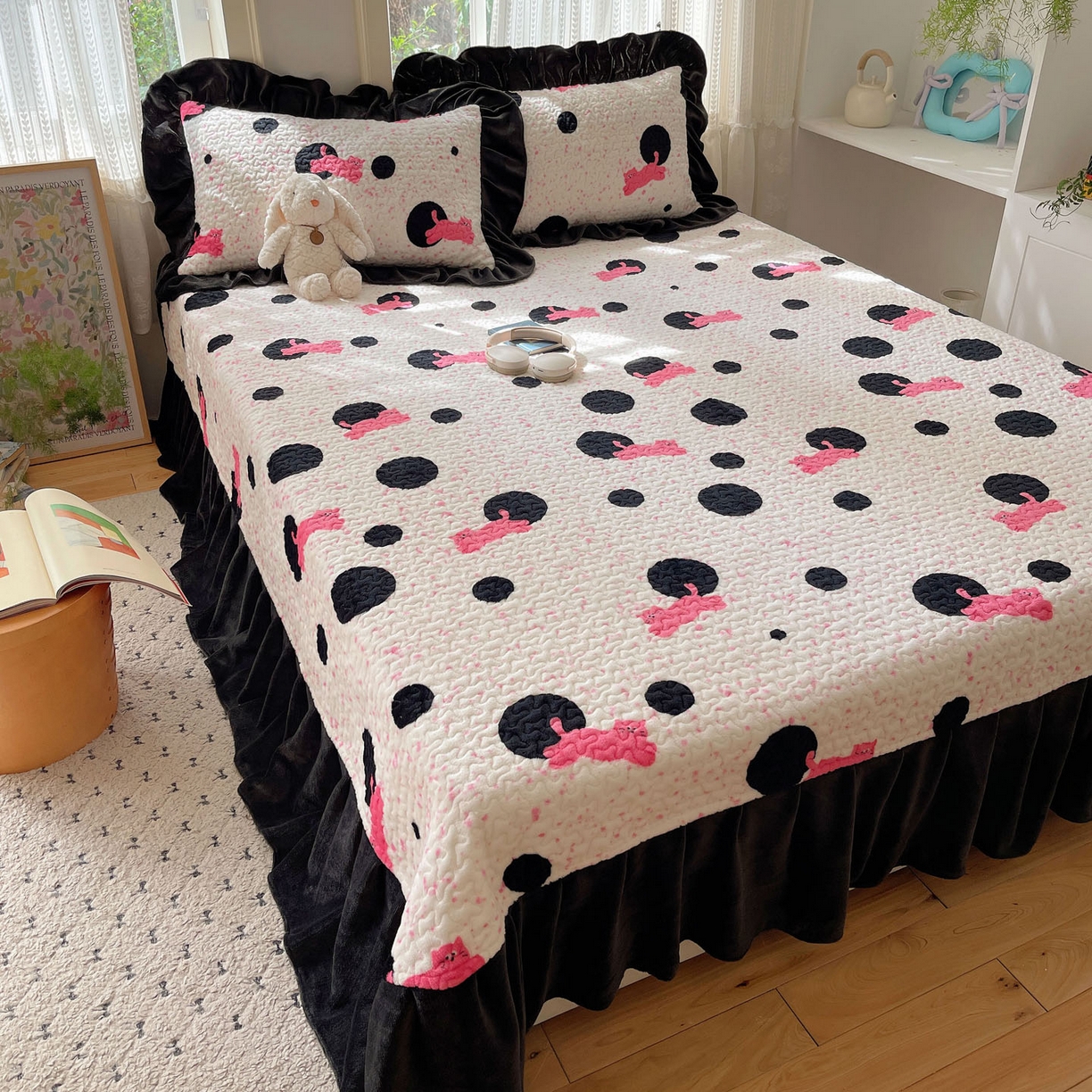 91家纺网 家纺一手货源 找家纺 红嘴企鹅 2025新款花边加厚牛奶绒单品床盖单件床盖三件套 波点猫