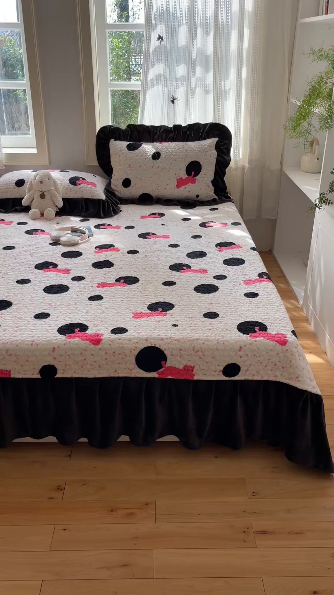 91家纺网 家纺一手货源 找家纺 红嘴企鹅 2025新款花边加厚牛奶绒单品床盖单件床盖三件套 波点猫