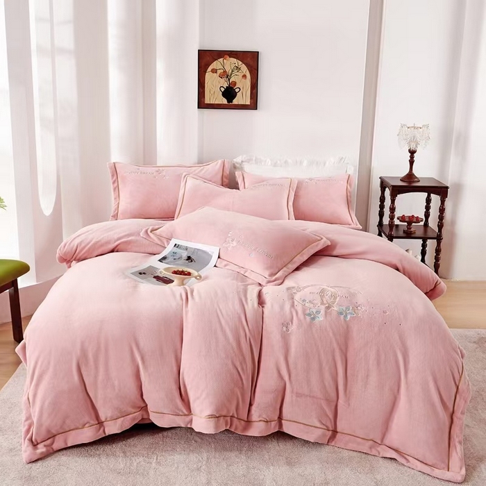 91家纺网 家纺一手货源 找家纺 （总）玖琳家纺 2025新款商场定制款高克重刺绣牛奶绒四件套-香奈