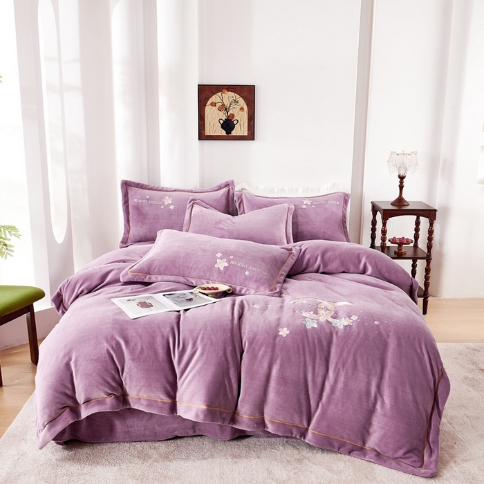 91家纺网 家纺一手货源 找家纺 （总）玖琳家纺 2025新款商场定制款高克重刺绣牛奶绒四件套-香奈