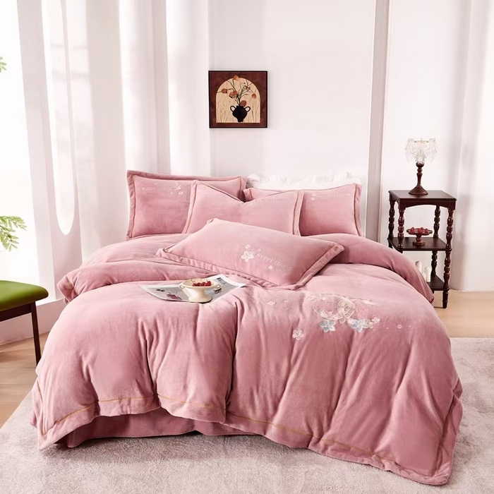 91家纺网 家纺一手货源 找家纺 （总）玖琳家纺 2025新款商场定制款高克重刺绣牛奶绒四件套-香奈