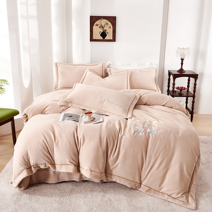 91家纺网 家纺一手货源 找家纺 （总）玖琳家纺 2025新款商场定制款高克重刺绣牛奶绒四件套-香奈