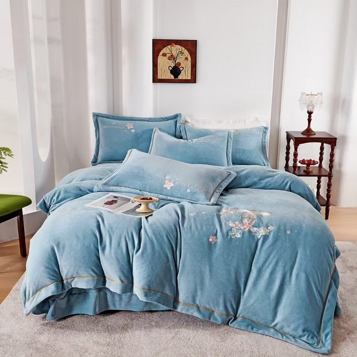 91家纺网 家纺一手货源 找家纺 （总）玖琳家纺 2025新款商场定制款高克重刺绣牛奶绒四件套-香奈