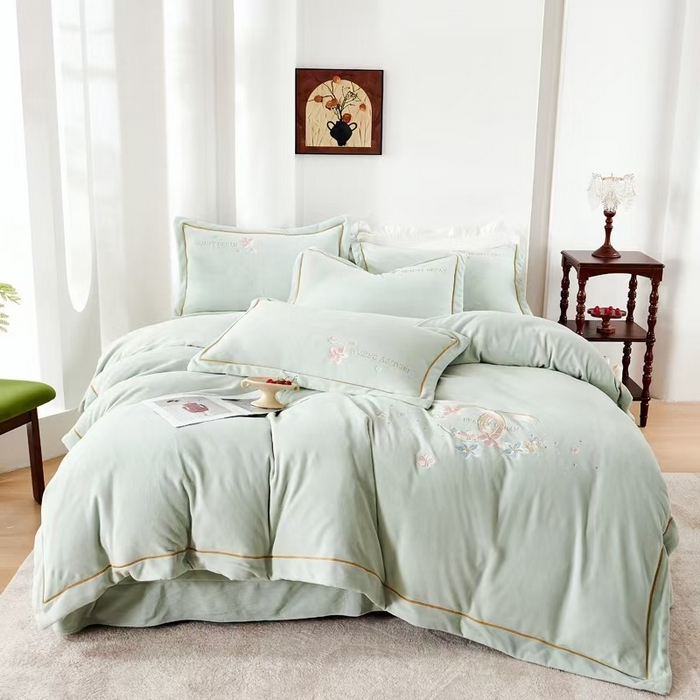 91家纺网 家纺一手货源 找家纺 （总）玖琳家纺 2025新款商场定制款高克重刺绣牛奶绒四件套-香奈