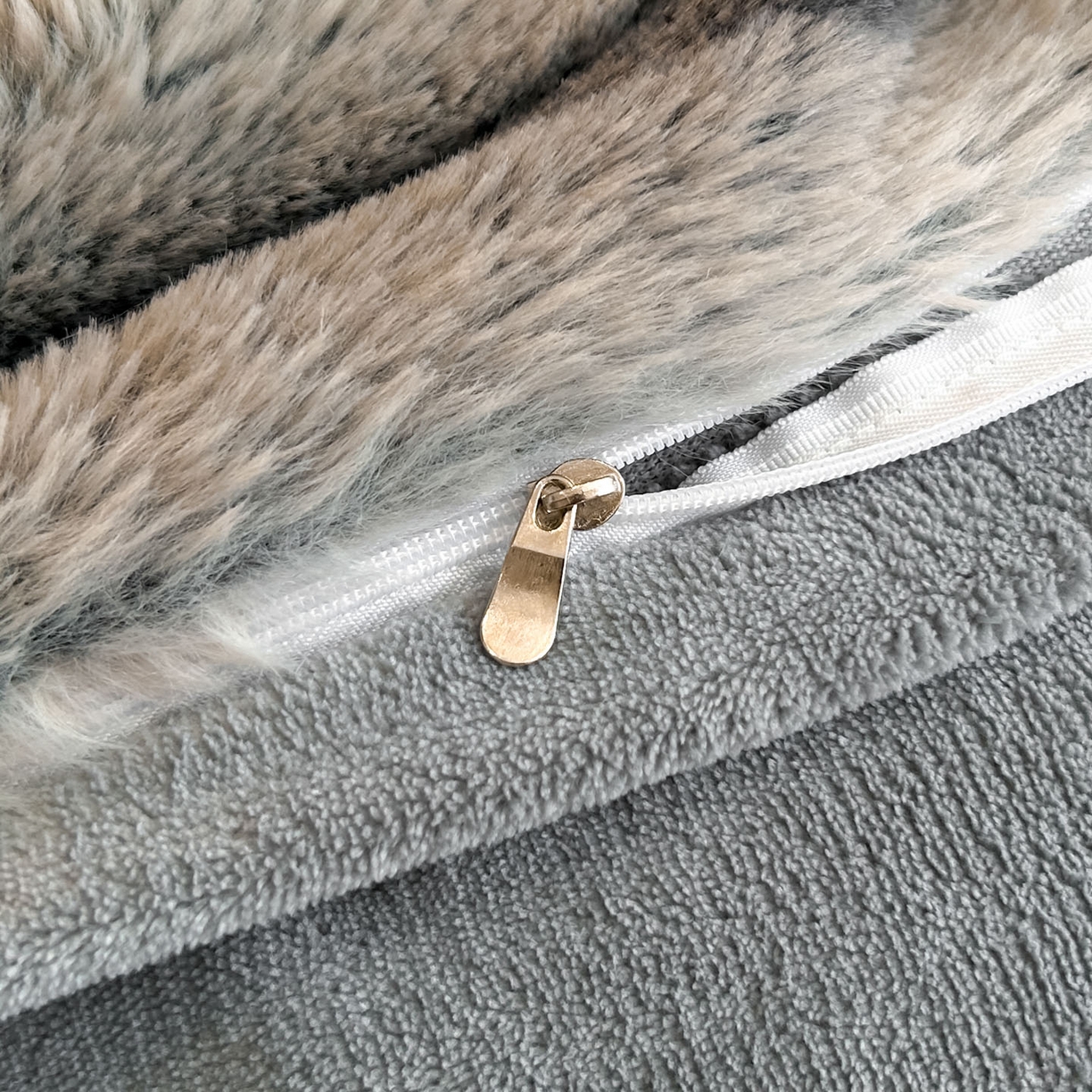 91家纺网 家纺一手货源 找家纺 丝印良品 2025新款条纹兔毛绒牛奶绒四件套 雪灰