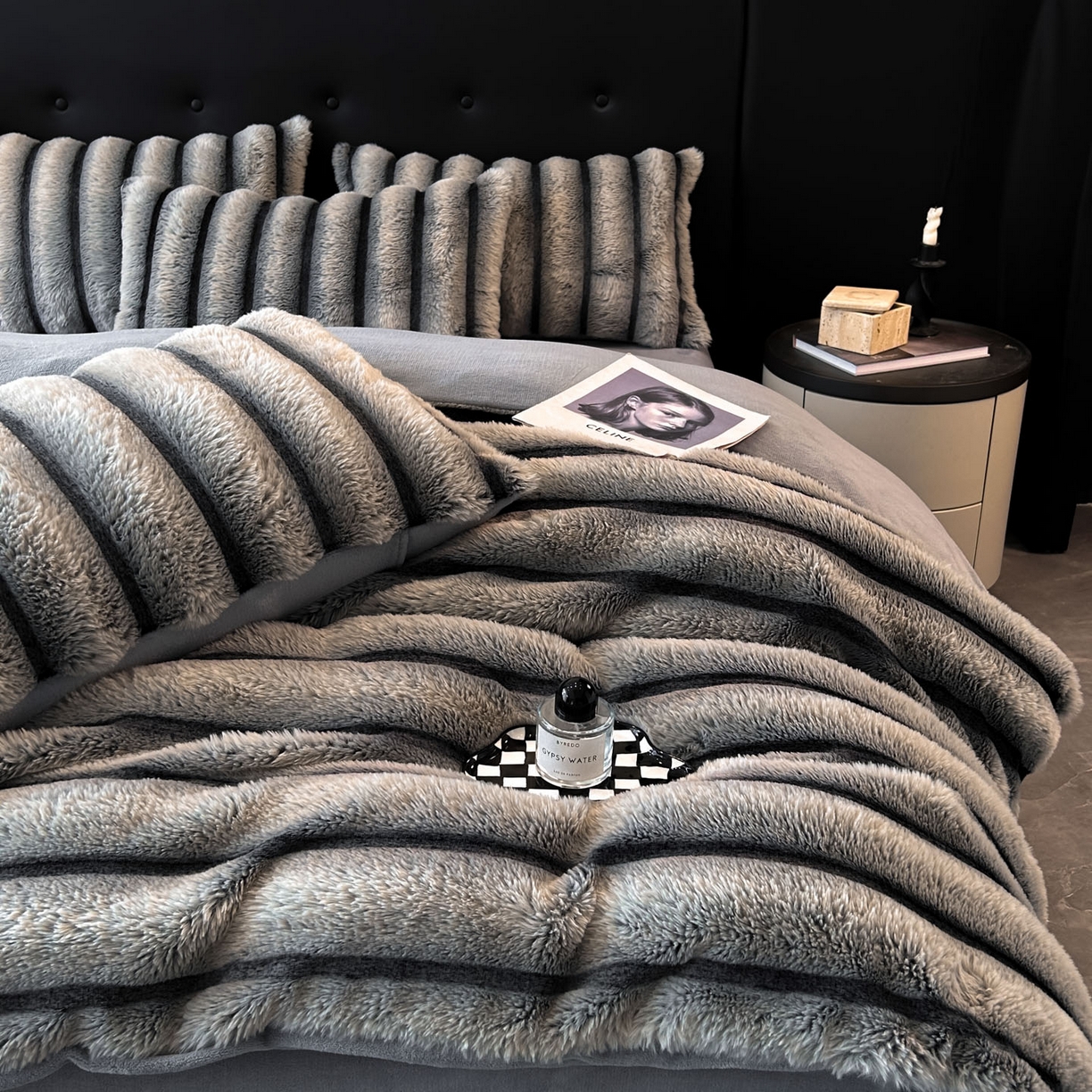 91家纺网 家纺一手货源 找家纺 丝印良品 2025新款条纹兔毛绒牛奶绒四件套 雪灰