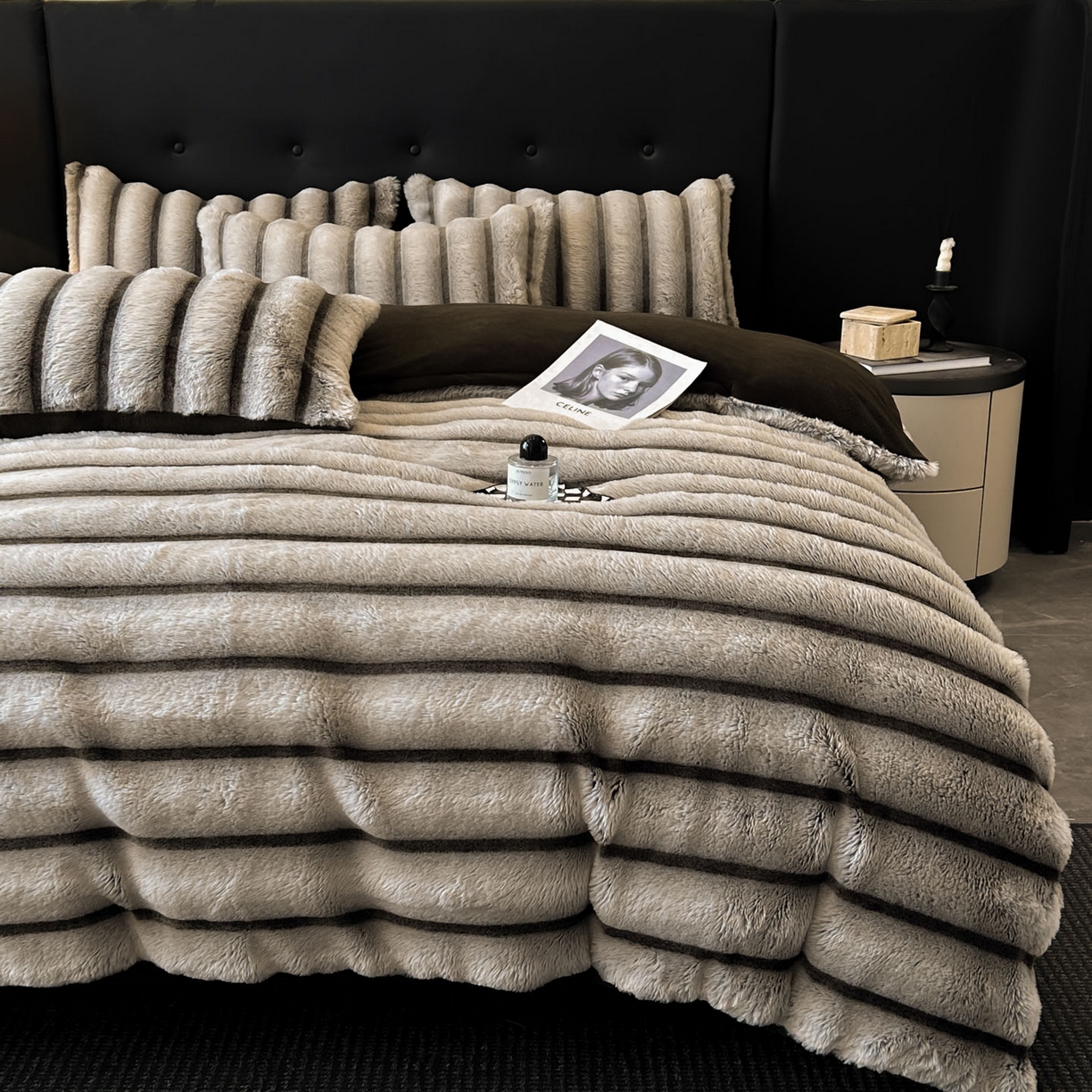 91家纺网 家纺一手货源 找家纺 丝印良品 2025新款条纹兔毛绒牛奶绒四件套 棕灰