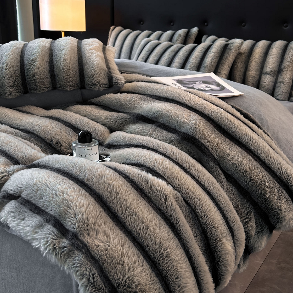 91家纺网 家纺一手货源 找家纺 丝印良品 2025新款条纹兔毛绒牛奶绒四件套 雪灰