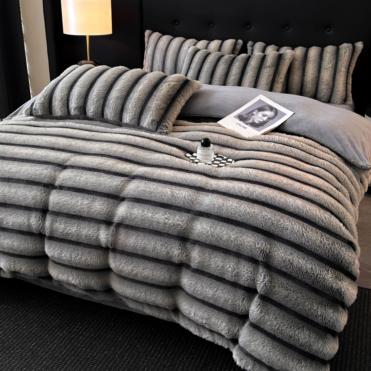 91家纺网 家纺一手货源 找家纺 丝印良品 2025新款条纹兔毛绒牛奶绒四件套 雪灰