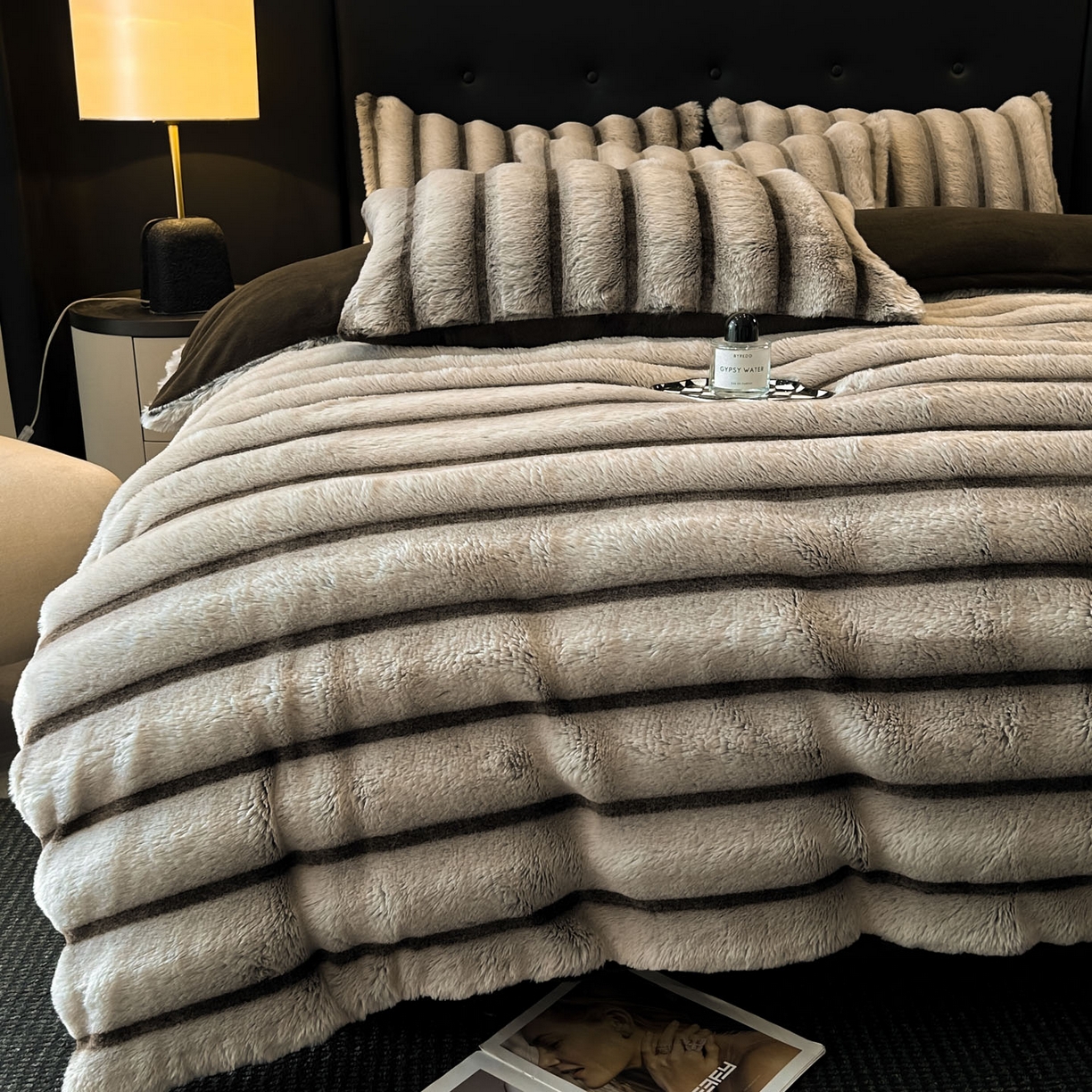 91家纺网 家纺一手货源 找家纺 丝印良品 2025新款条纹兔毛绒牛奶绒四件套 棕灰