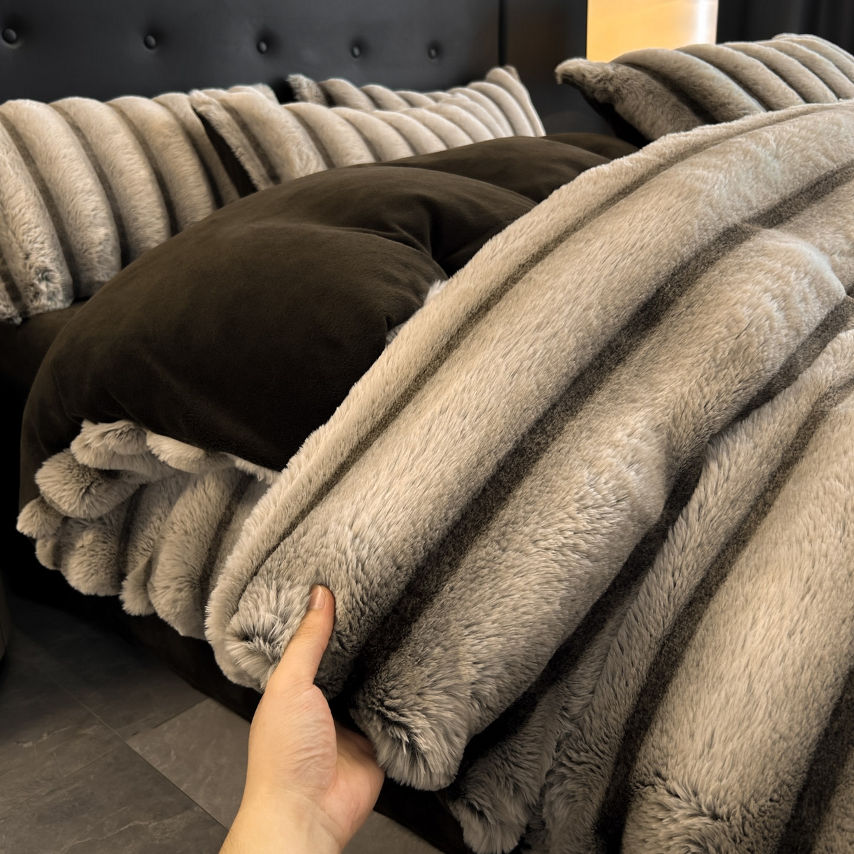 91家纺网 家纺一手货源 找家纺 丝印良品 2025新款条纹兔毛绒牛奶绒四件套 棕灰