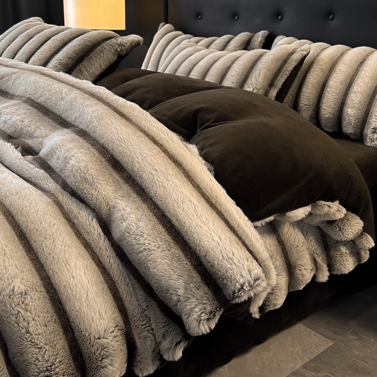 91家纺网 家纺一手货源 找家纺 丝印良品 2025新款条纹兔毛绒牛奶绒四件套 棕灰