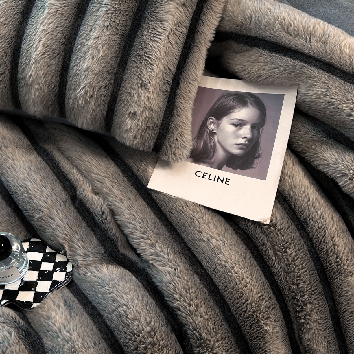 91家纺网 家纺一手货源 找家纺 丝印良品 2025新款条纹兔毛绒牛奶绒四件套 雪灰