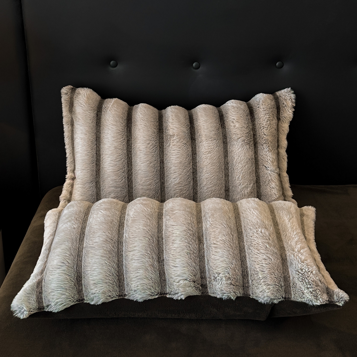 91家纺网 家纺一手货源 找家纺 丝印良品 2025新款条纹兔毛绒牛奶绒四件套 棕灰