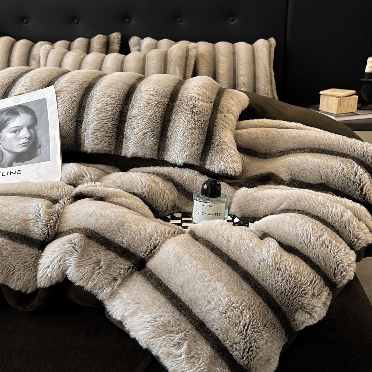 91家纺网 家纺一手货源 找家纺 丝印良品 2025新款条纹兔毛绒牛奶绒四件套 棕灰