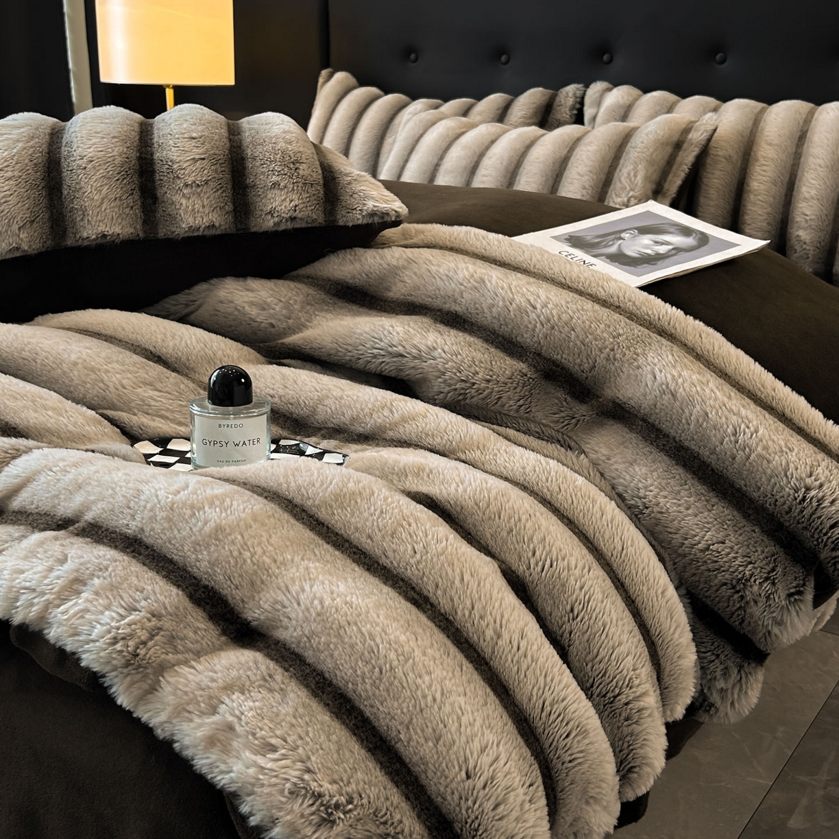 91家纺网 家纺一手货源 找家纺 丝印良品 2025新款条纹兔毛绒牛奶绒四件套 棕灰