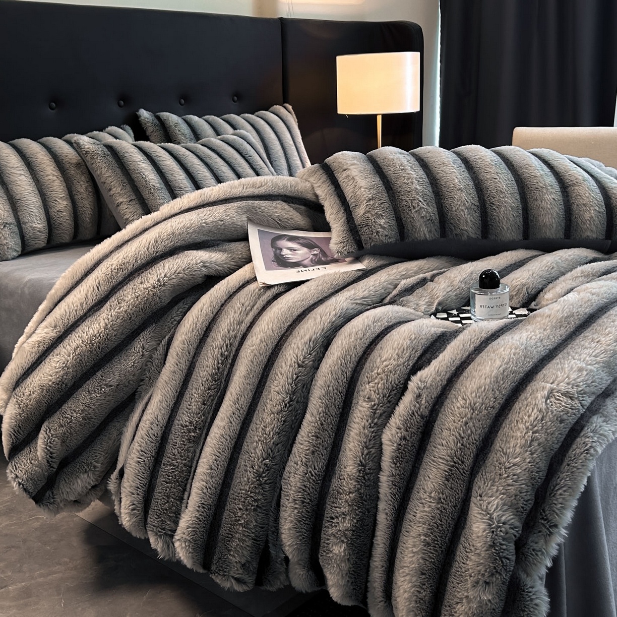 91家纺网 家纺一手货源 找家纺 丝印良品 2025新款条纹兔毛绒牛奶绒四件套 雪灰