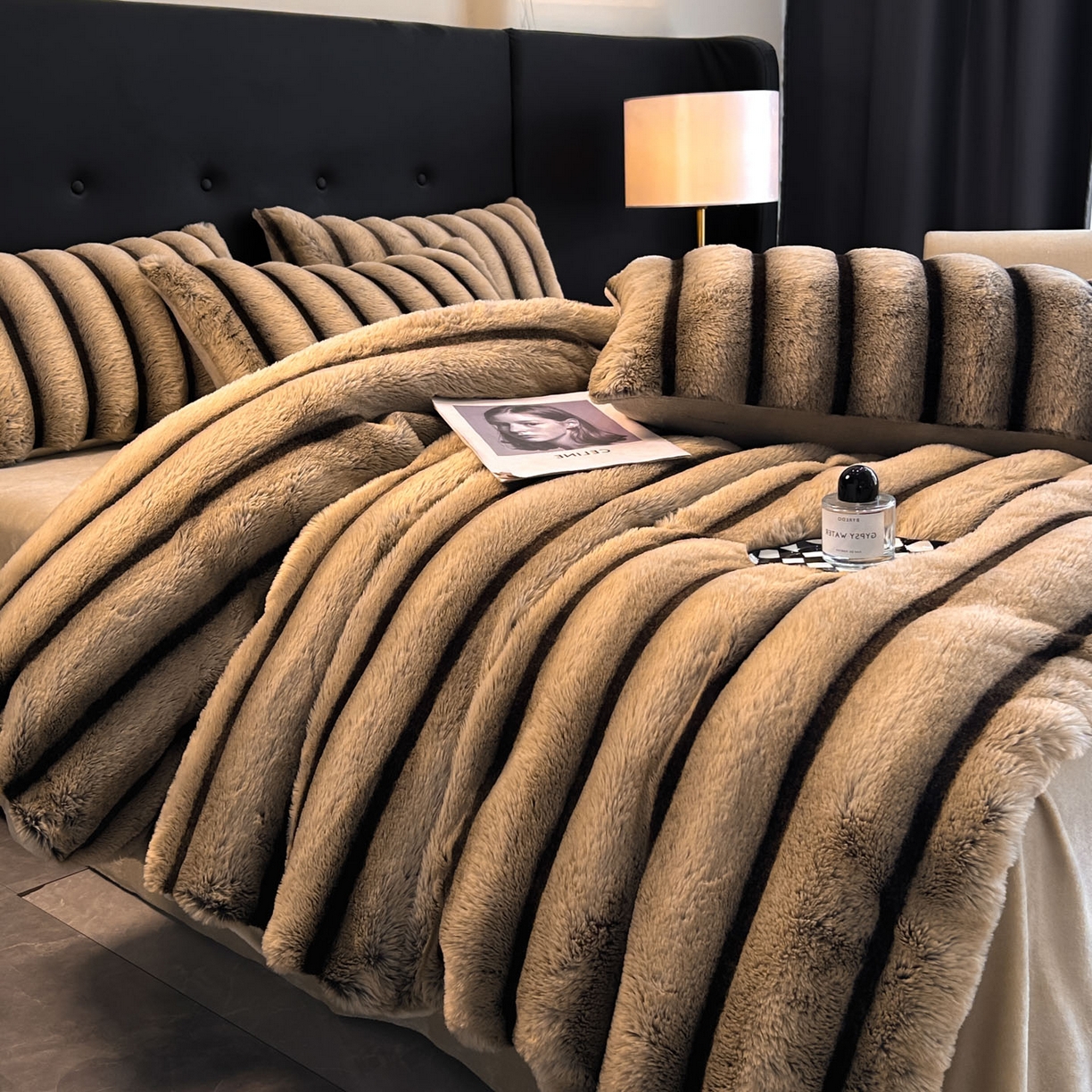 91家纺网 家纺一手货源 找家纺 丝印良品 2025新款条纹兔毛绒牛奶绒四件套 卡其