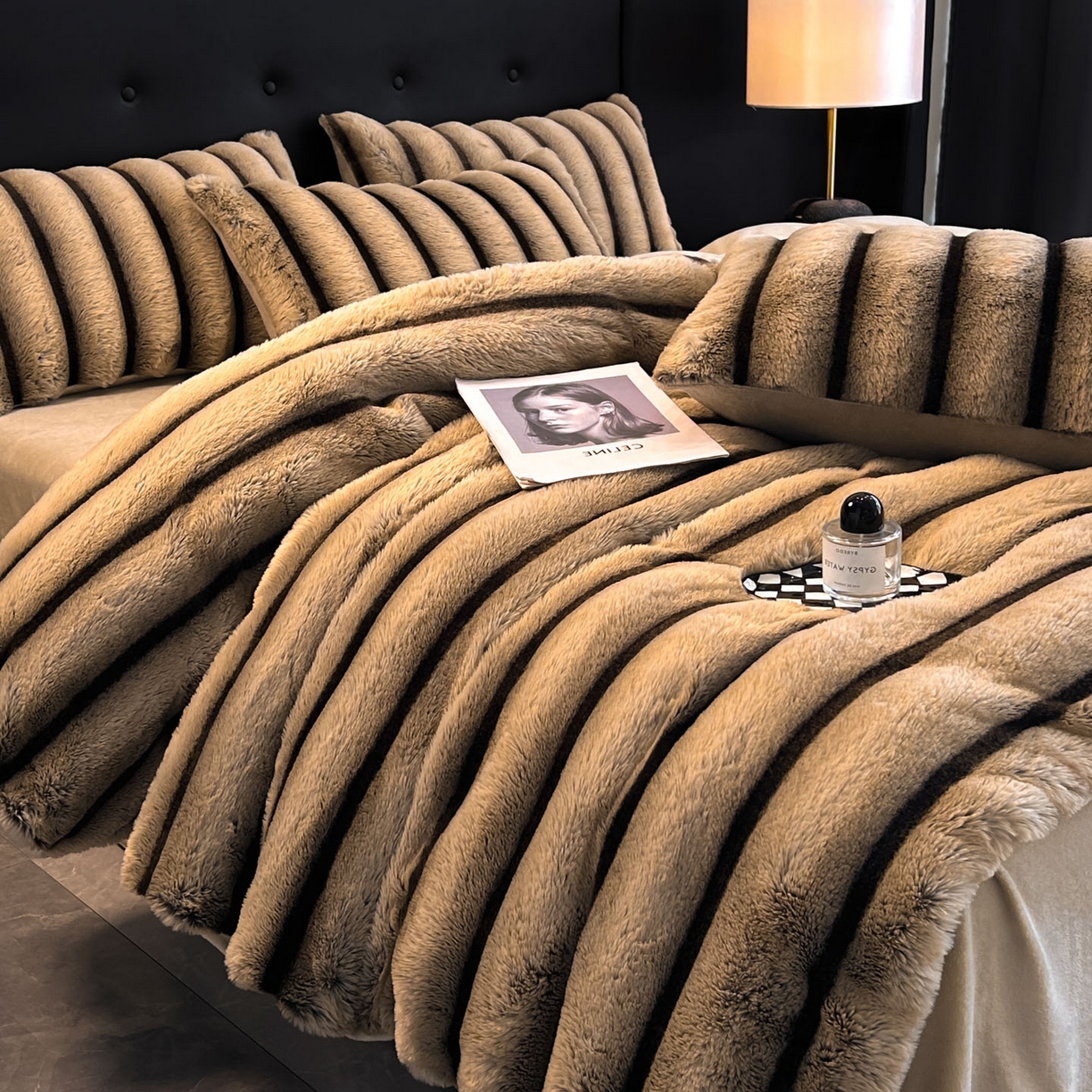 91家纺网 家纺一手货源 找家纺 丝印良品 2025新款条纹兔毛绒牛奶绒四件套 卡其