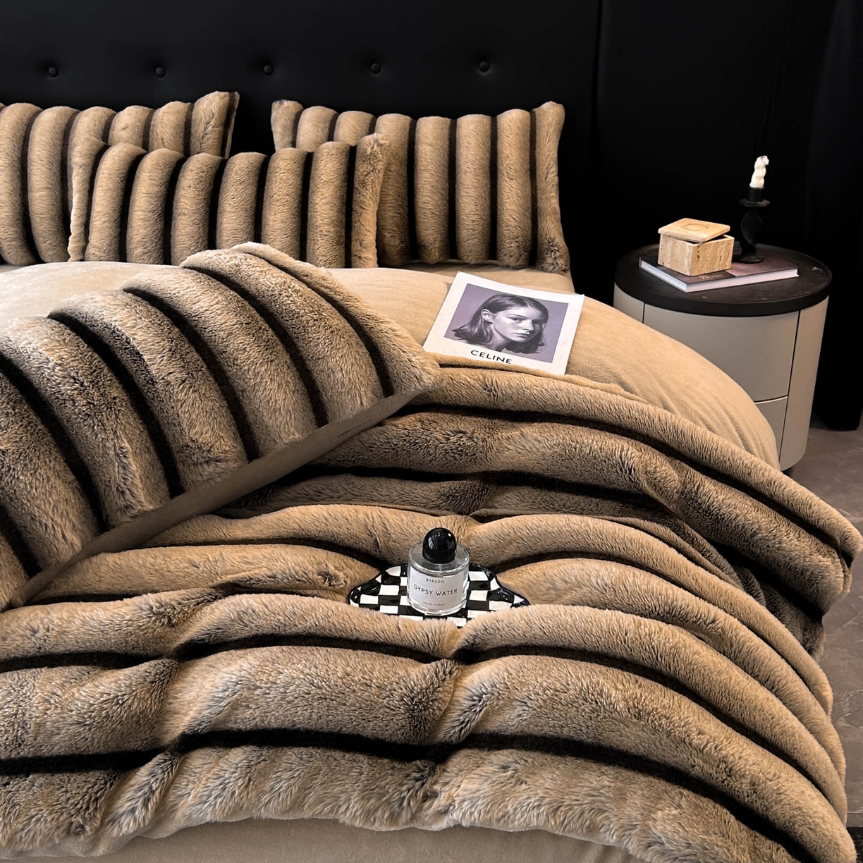 91家纺网 家纺一手货源 找家纺 丝印良品 2025新款条纹兔毛绒牛奶绒四件套 卡其